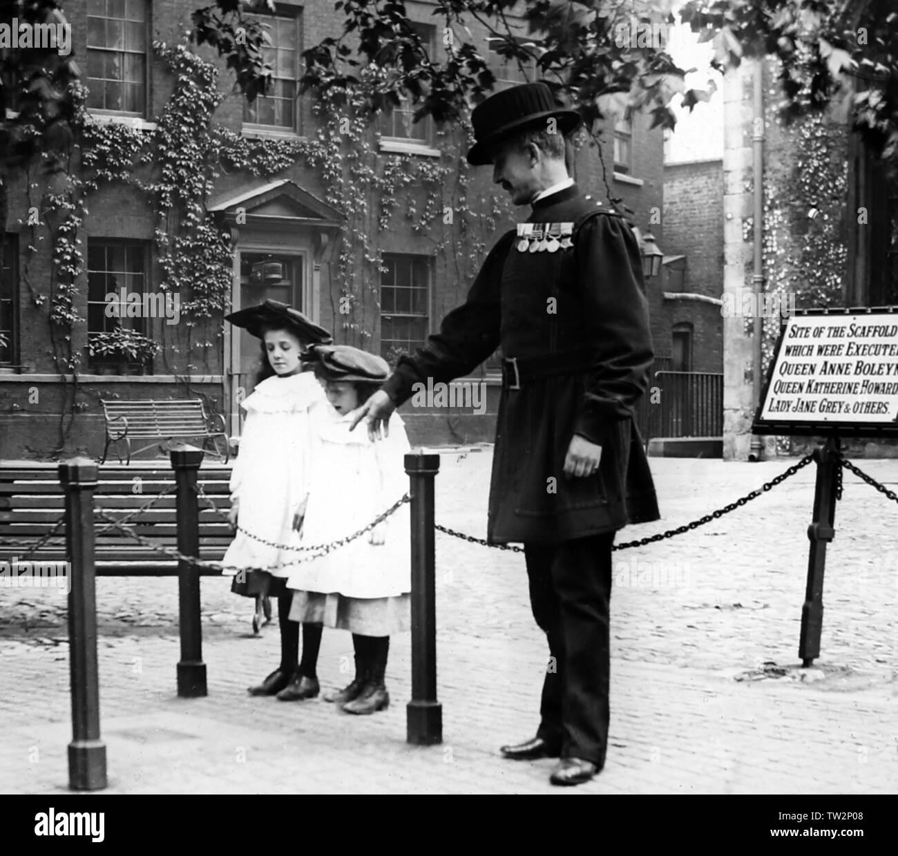 Tower of London Beefeater Stock Photo Alamy