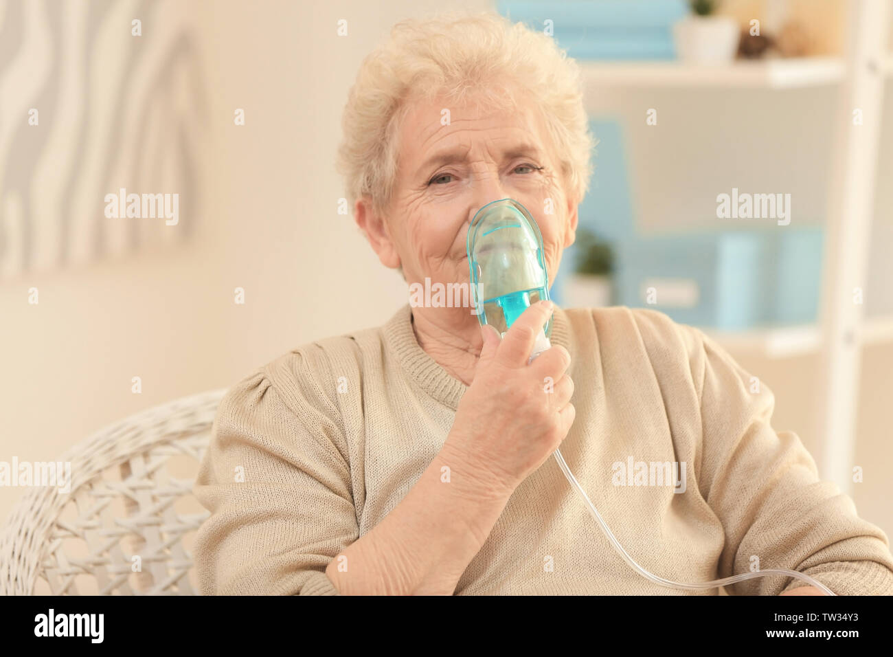 Диагностика бронхиальной астмы у пожилых. Особенности бронхиальной астмы у пожилых. Астма симптомы и лечение в пожилом возрасте. Симптомы хобл у пожилых. Человек с ингалятором.