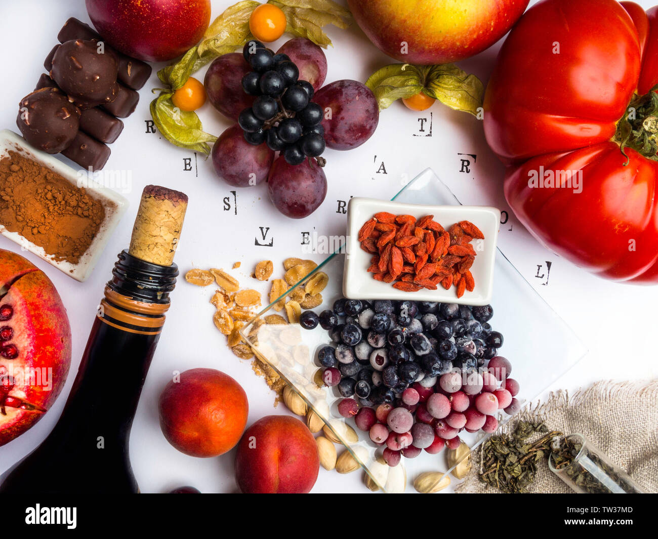 food rich with resveratrol, grapes, pomegranate, green tea, physalis ...
