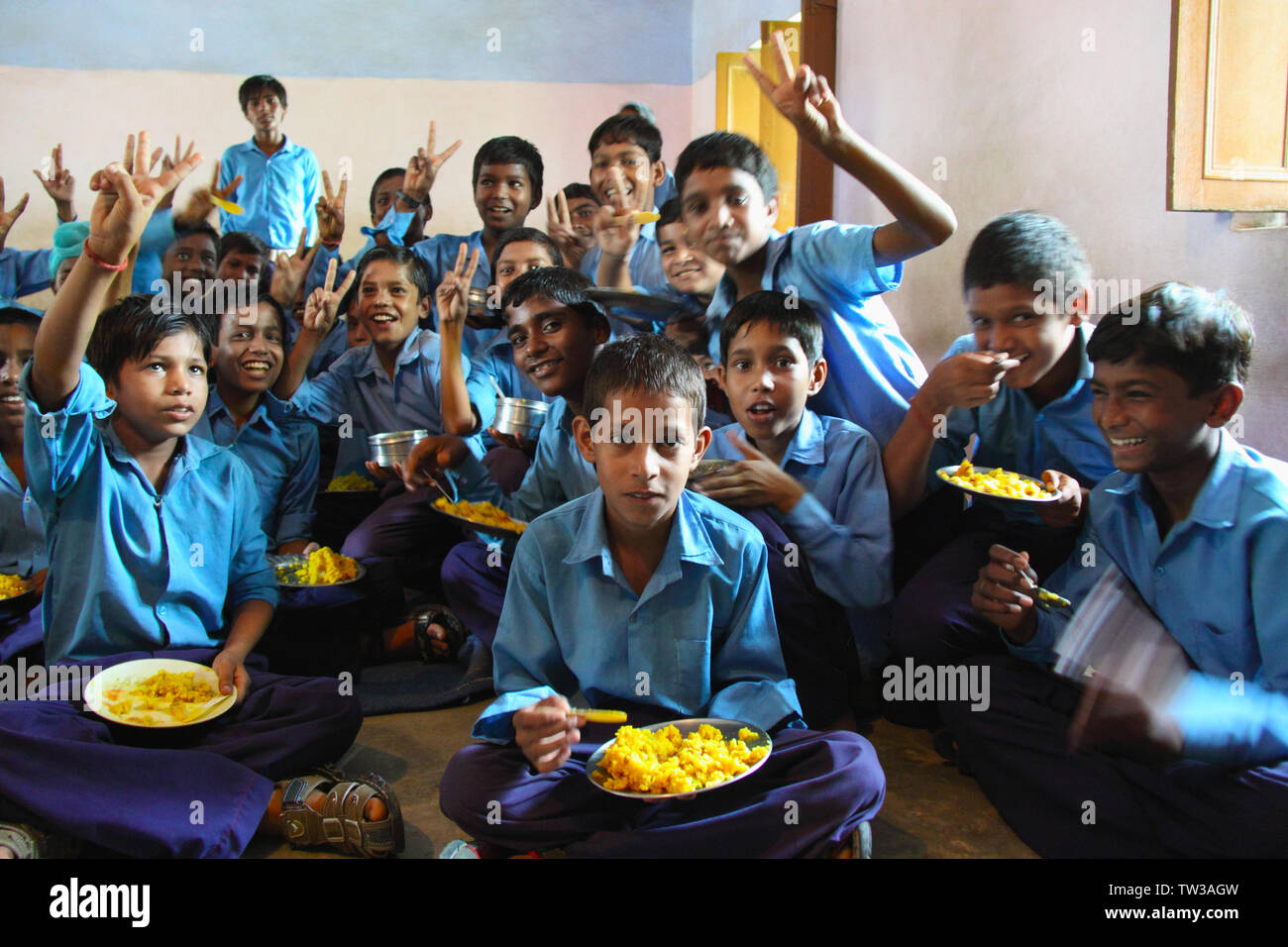 Students having mid day meal, India Stock Photo
