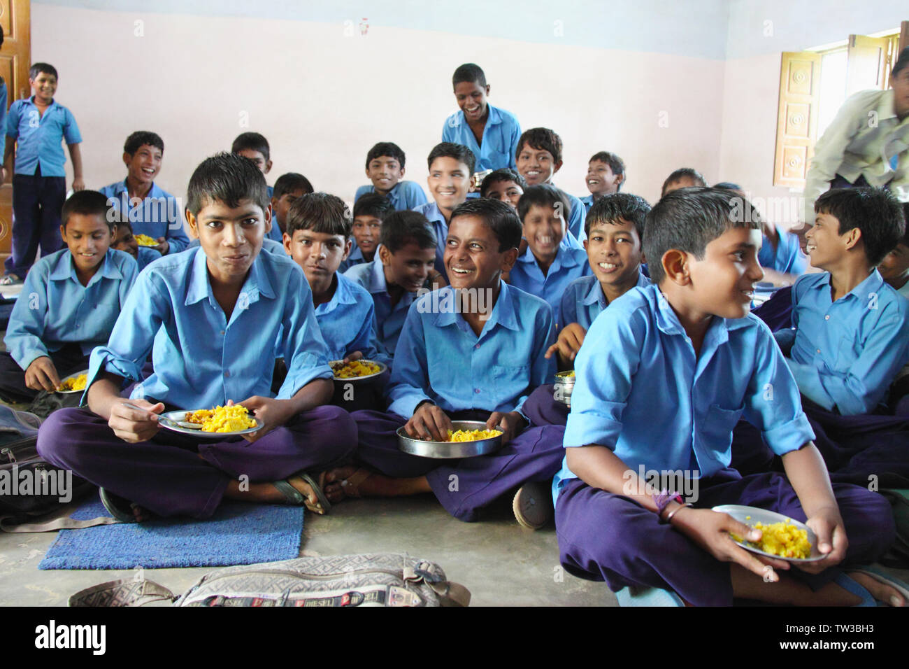 Students having mid day meal, India Stock Photo