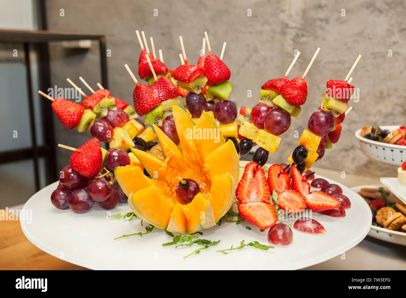 stijl krom retort Juicy and fresh Party Fruit Salad sticks. Summer fruit salad with melon,  strawberry, grapes and kiwi. Single bite serving - arranged party finger  food Stock Photo - Alamy