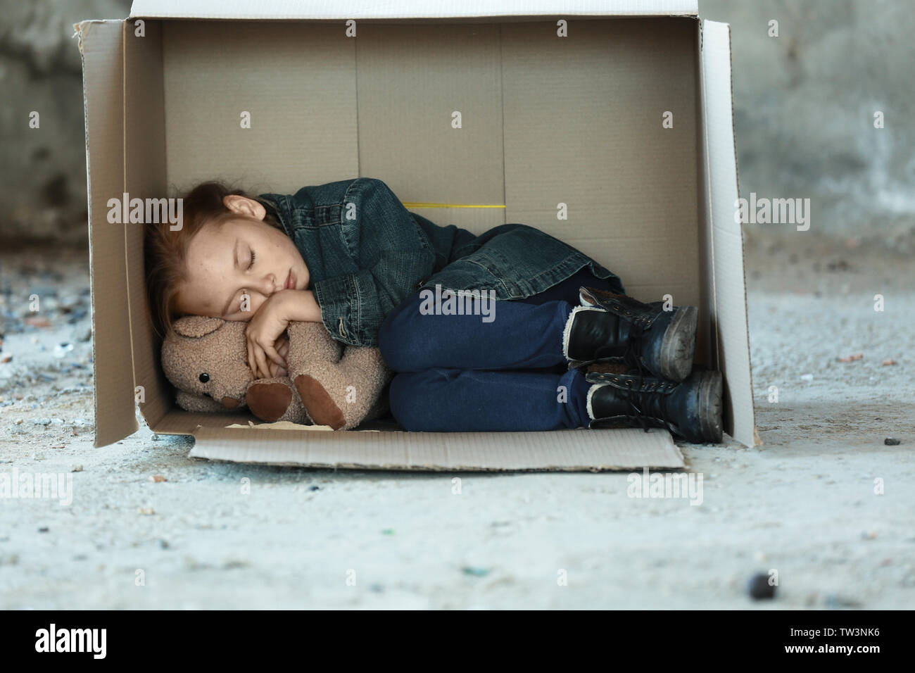 Girl sleeping in cardboard box hi-res stock photography and images - Alamy