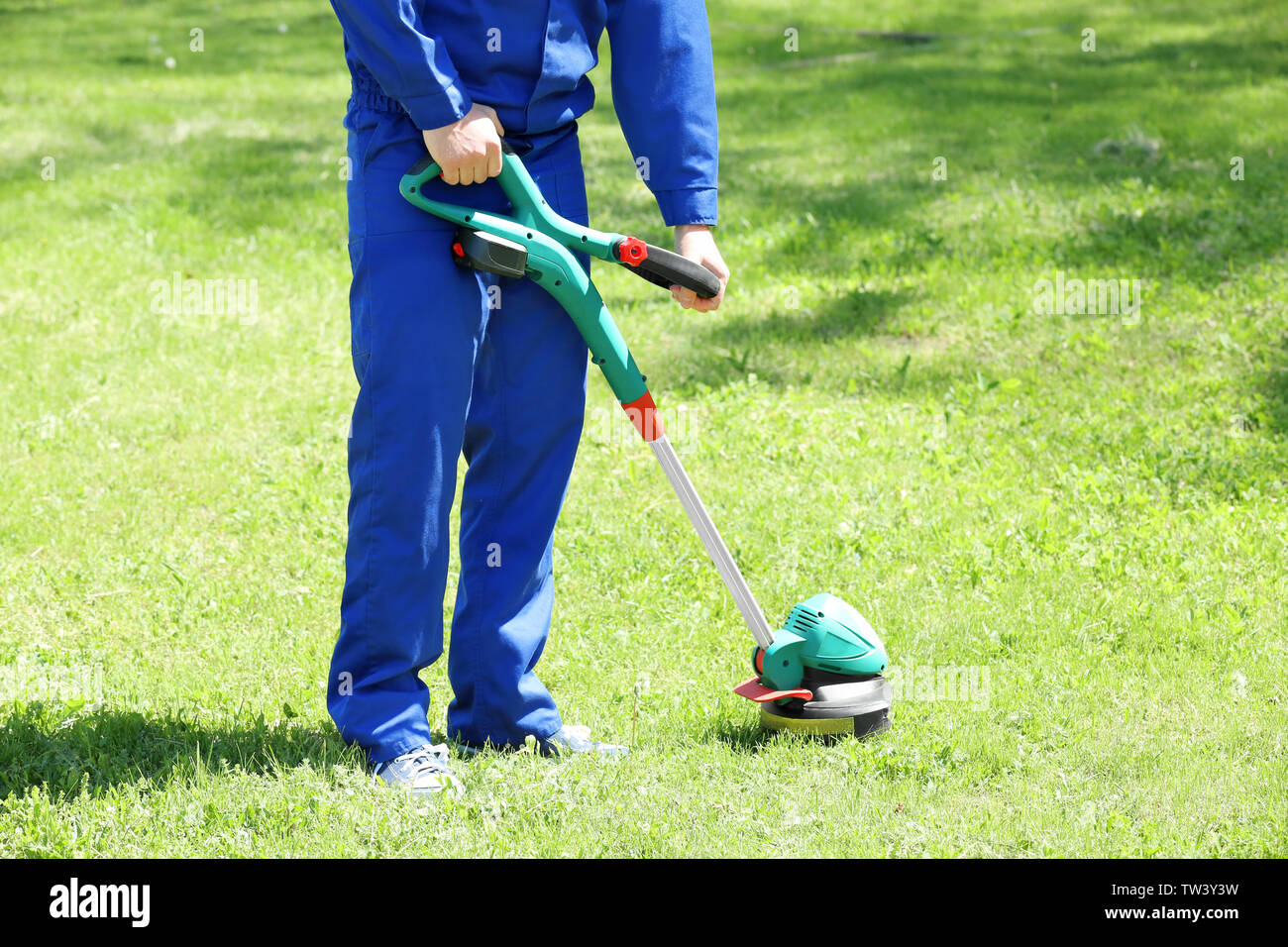 Manual lawn trimmer hires stock photography and images Alamy
