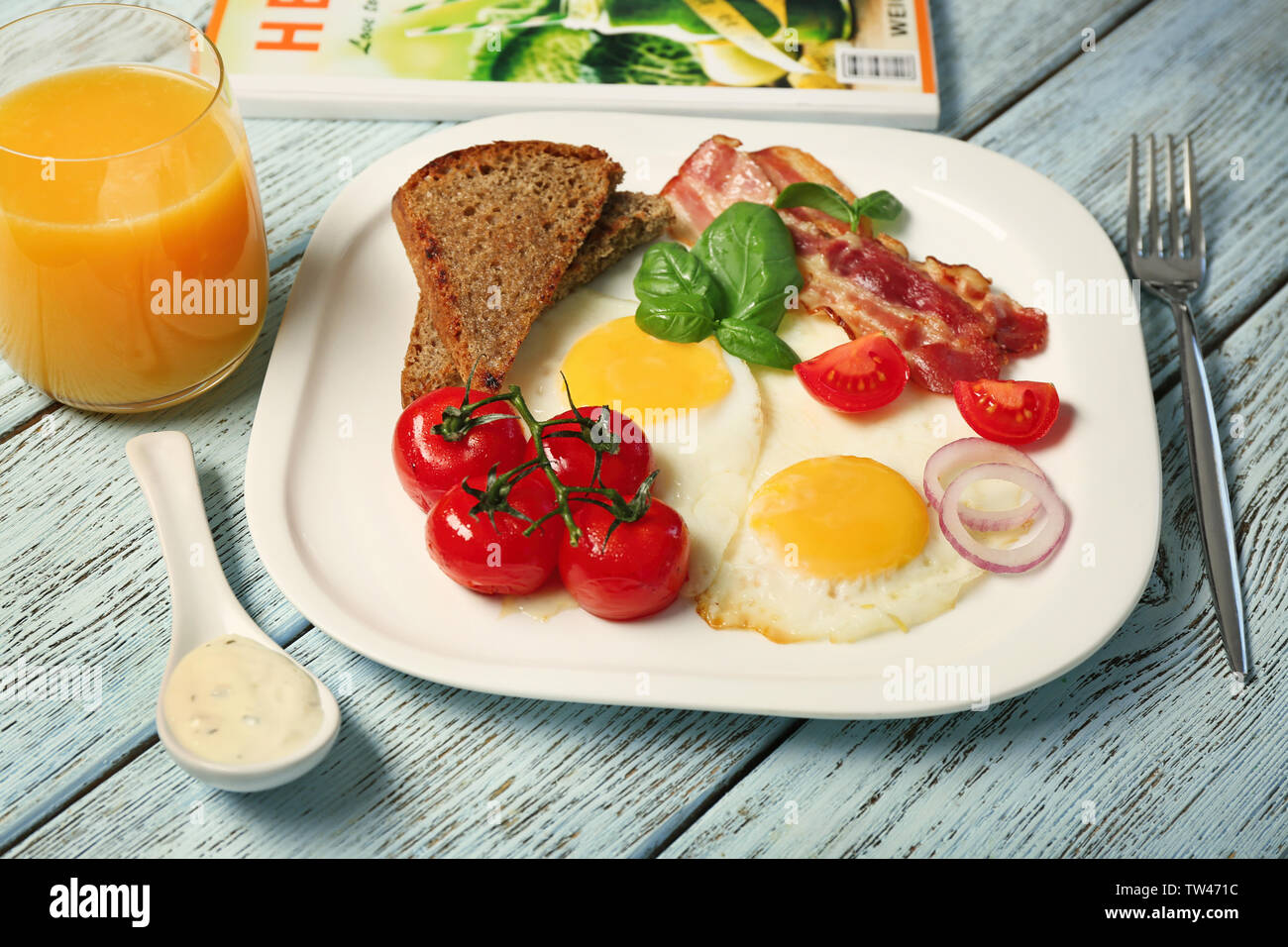 https://c8.alamy.com/comp/TW471C/delicious-breakfast-with-over-easy-eggs-on-kitchen-table-TW471C.jpg