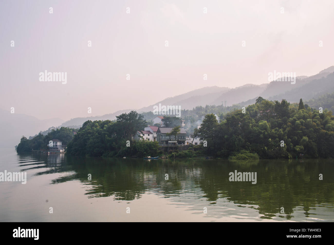 Morning view of the self-flowing Lutz Creek of the Fuchunjiang River, Zhejiang Stock Photo