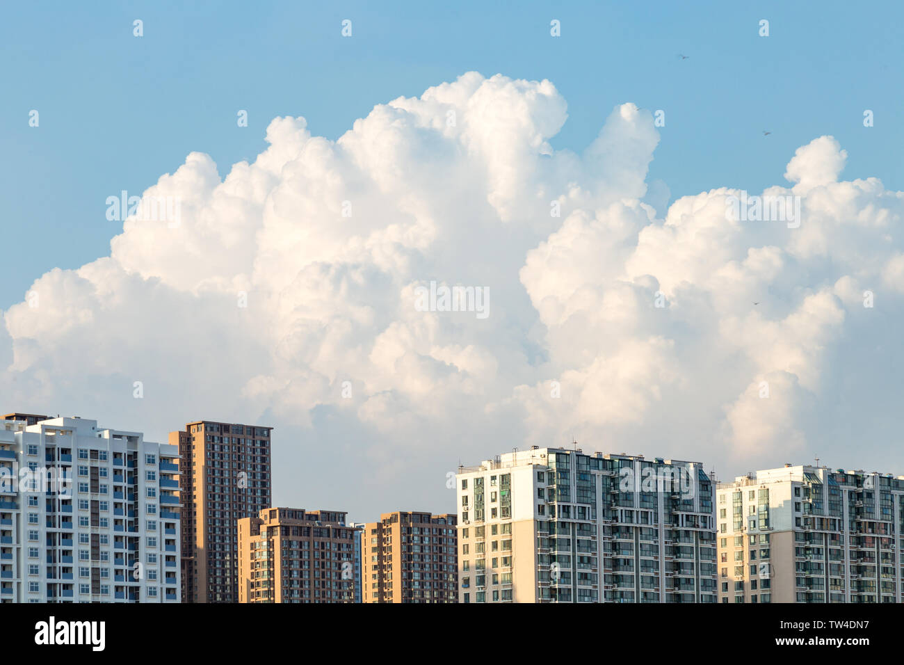 Skyscrapers and skylines hi-res stock photography and images - Alamy