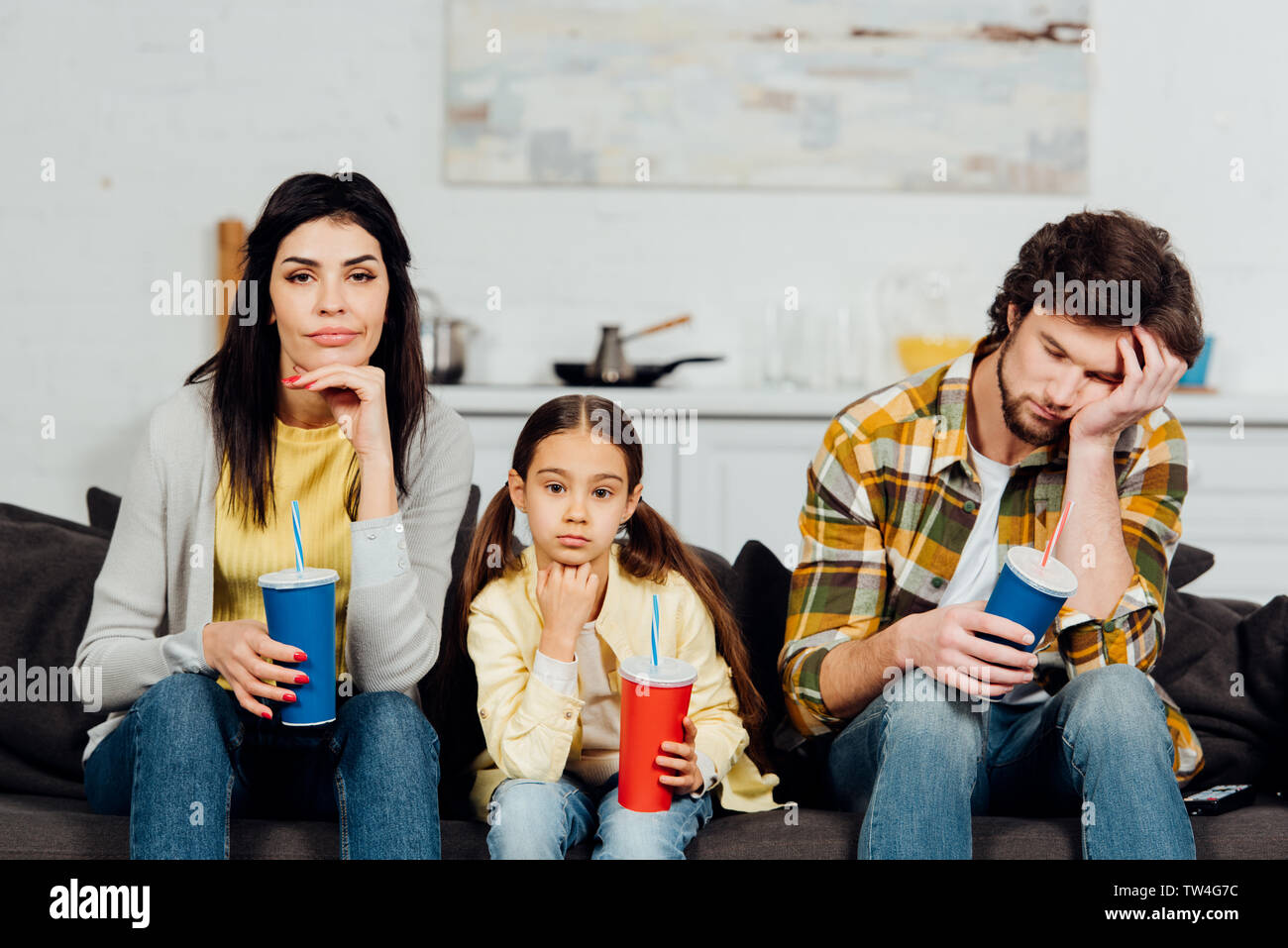 Bore family. Скучно в семье. Скучающая семья. Семья скучает. Фото скучное семейство.