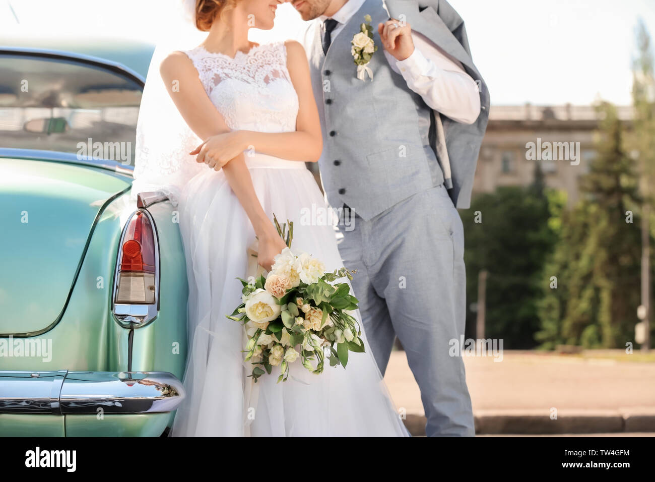 Bride groom near car hi-res stock photography and images - Alamy