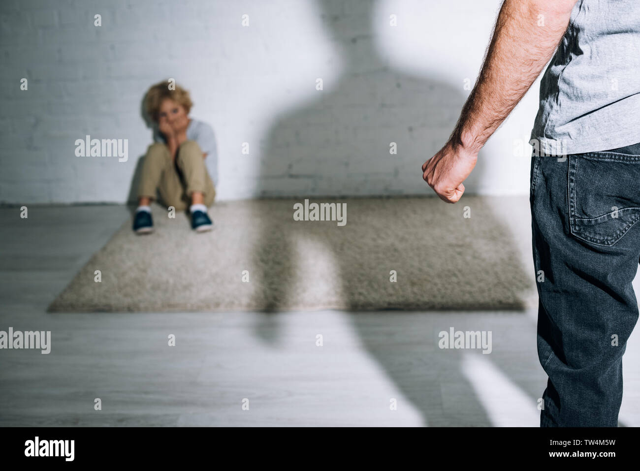 Отчим ноги. Стоять коленками на гречке. Домашнее насилие над детьми. Насилие маленький девочки. Отчим ноги.