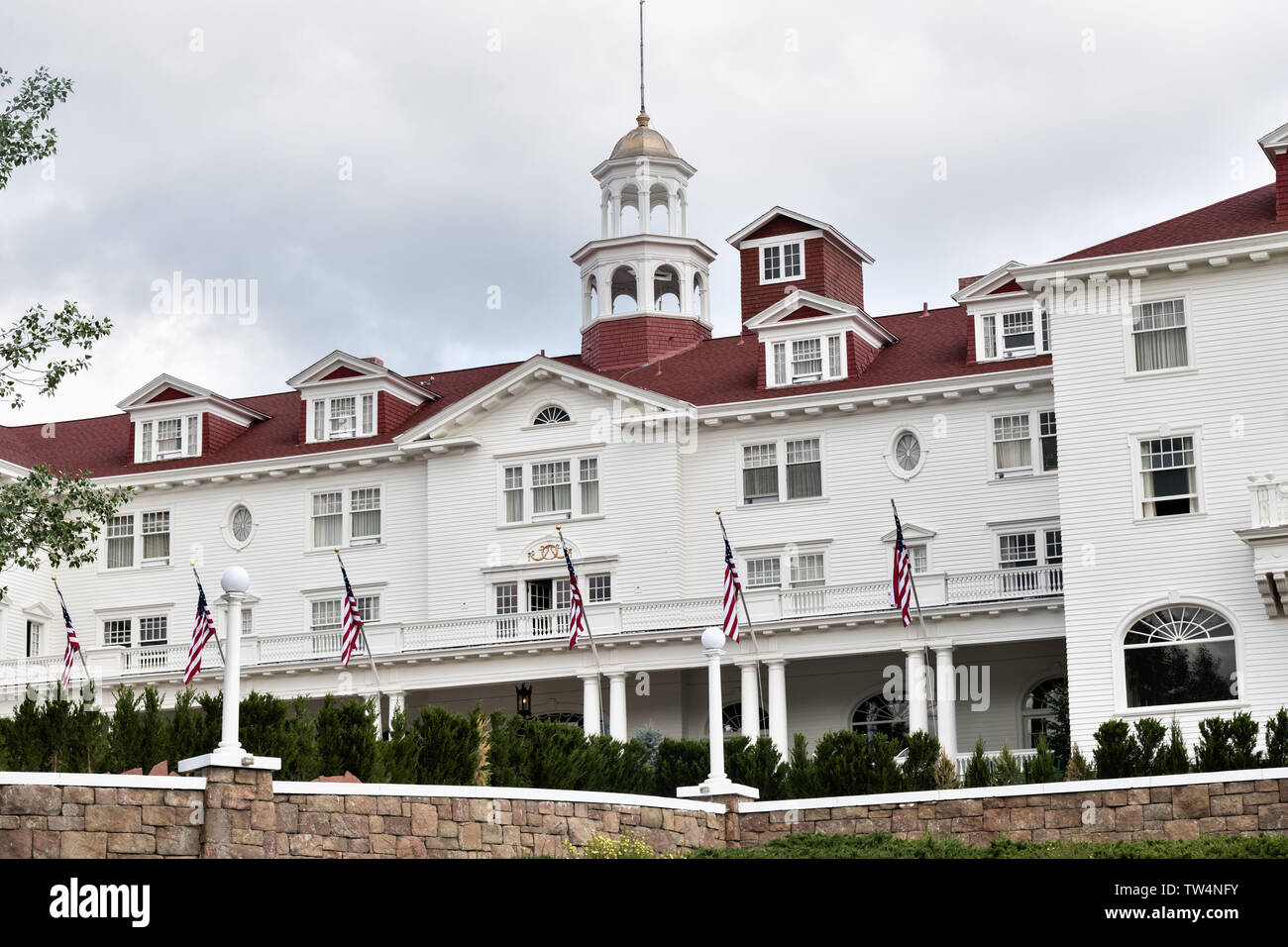 https://c8.alamy.com/comp/TW4NFY/the-historic-stanley-hotel-a-142-room-colonial-revival-hotel-built-in-1909-near-the-entrance-to-rocky-mountain-national-park-in-estes-park-colorado-the-hotel-served-as-the-inspiration-for-the-overlook-hotel-in-the-stephen-king-bestselling-novel-the-shining-TW4NFY.jpg