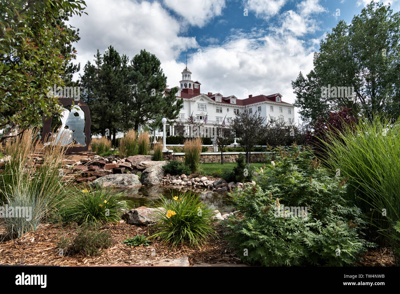 https://c8.alamy.com/comp/TW4NWB/the-historic-stanley-hotel-a-142-room-colonial-revival-hotel-built-in-1909-near-the-entrance-to-rocky-mountain-national-park-in-estes-park-colorado-the-hotel-served-as-the-inspiration-for-the-overlook-hotel-in-the-stephen-king-bestselling-novel-the-shining-TW4NWB.jpg
