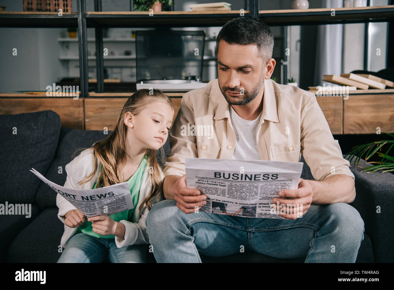 мультяшный папа с газетой. человек читает газету. человек читает газету. читает газету рисунок. папа читает газету.