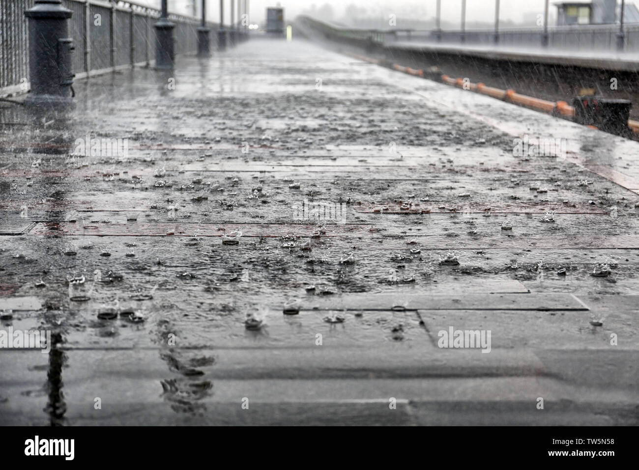 Rainy day metro hi-res stock photography and images - Alamy