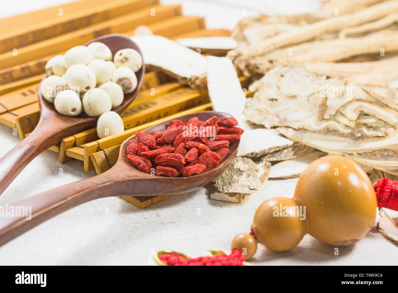 Chinese herbal medicines hi-res stock photography and images - Alamy
