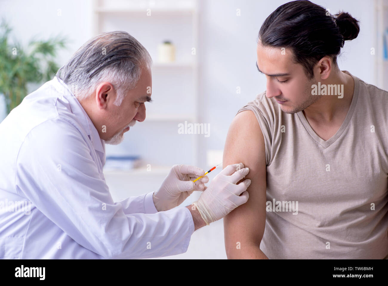 Male patient visitng doctor hi-res stock photography and images - Alamy