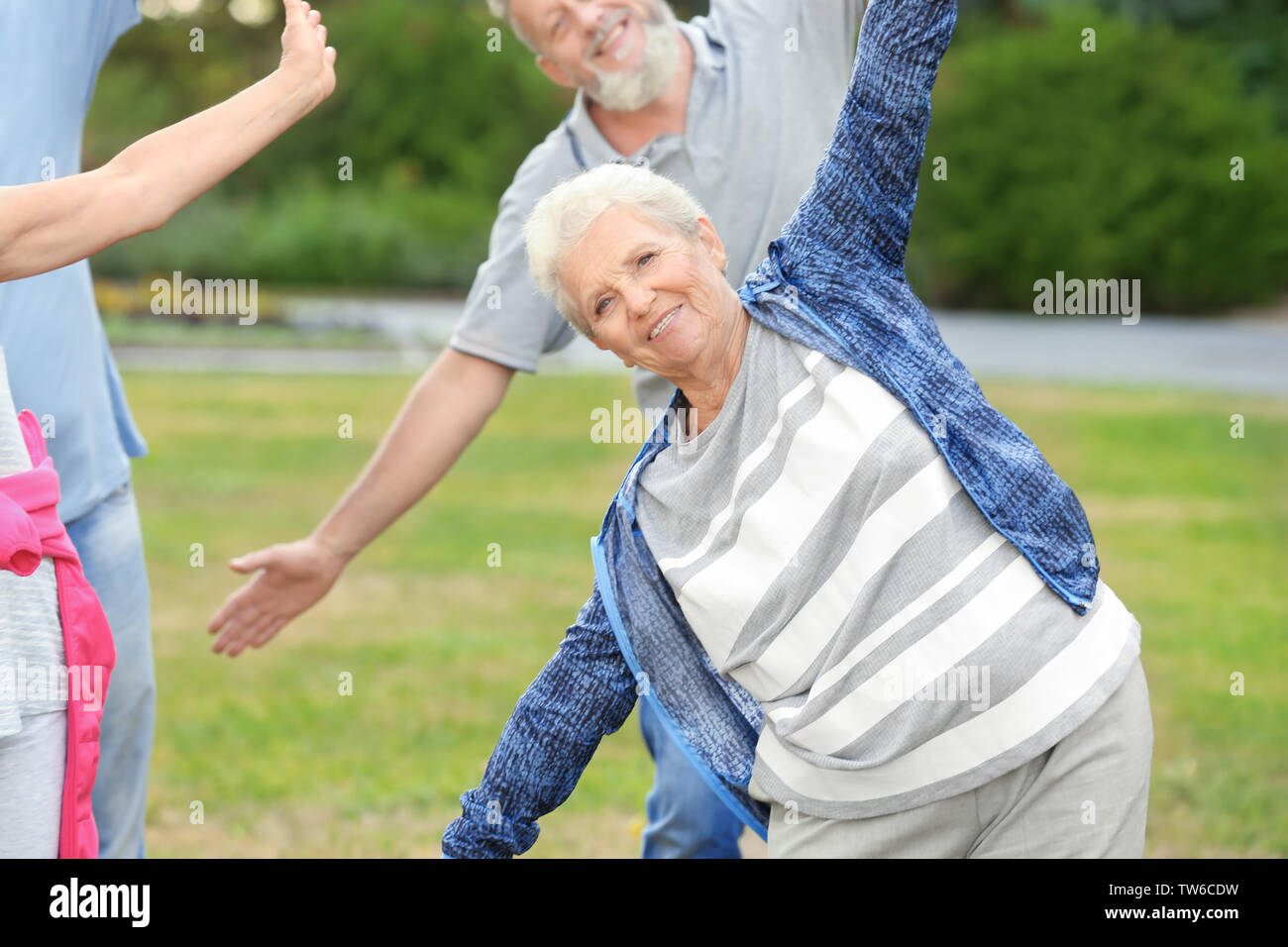 Old people exercise group hi-res stock photography and images - Alamy