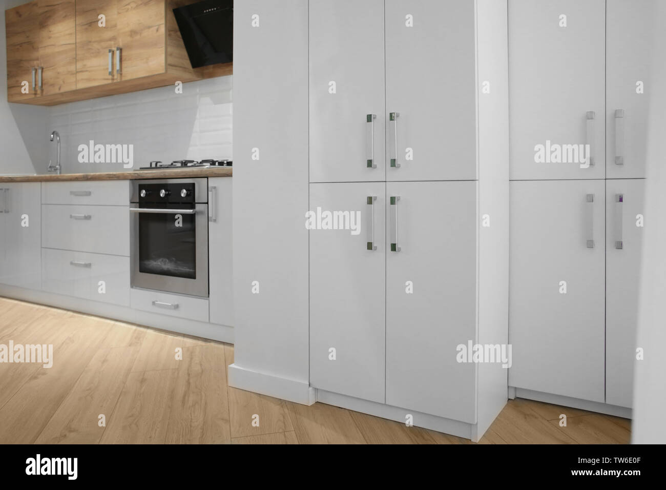 Interior of light modern kitchen Stock Photo - Alamy