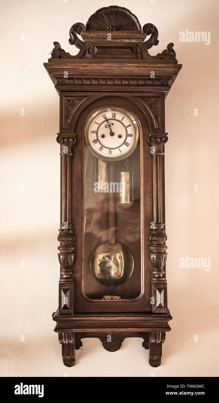 Vintage wall clock hi res stock photography and images Alamy