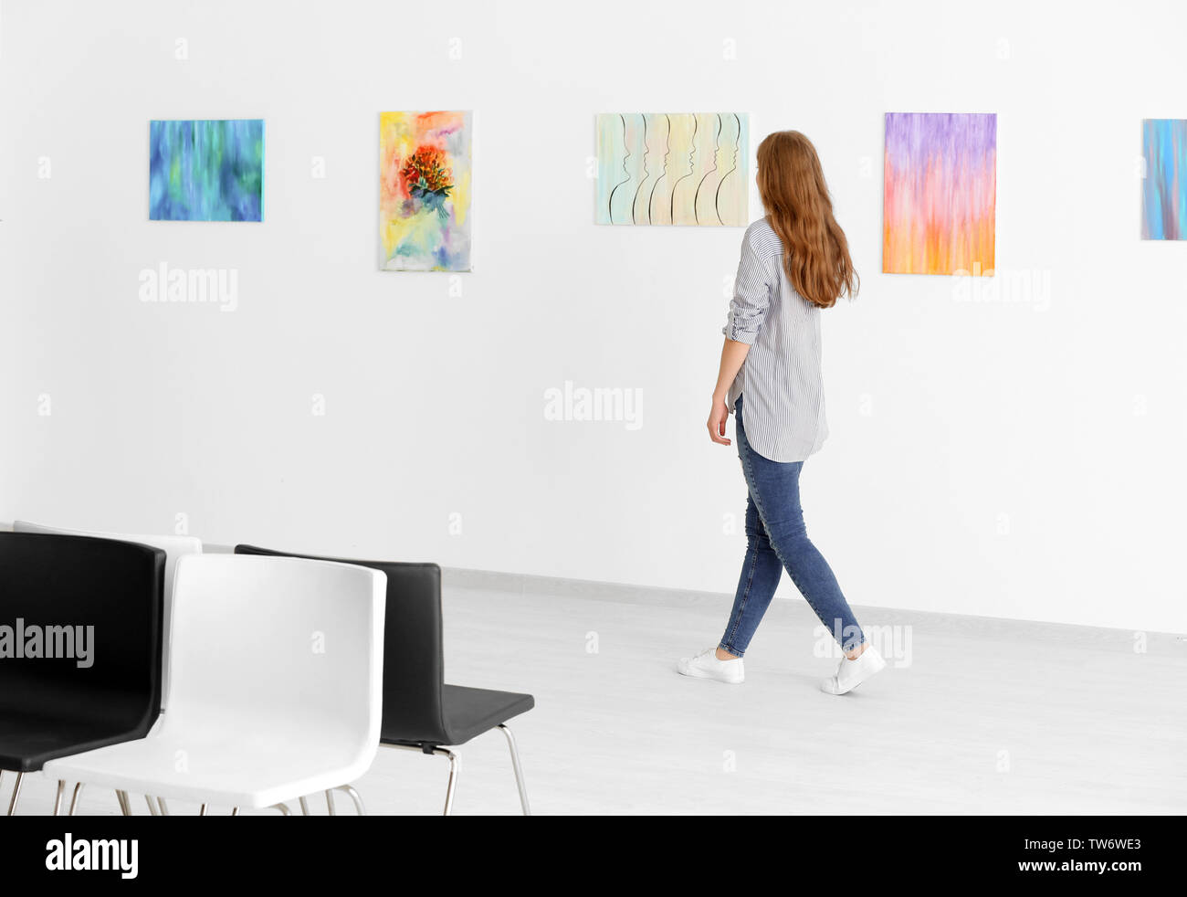 Young woman in art gallery Stock Photo - Alamy
