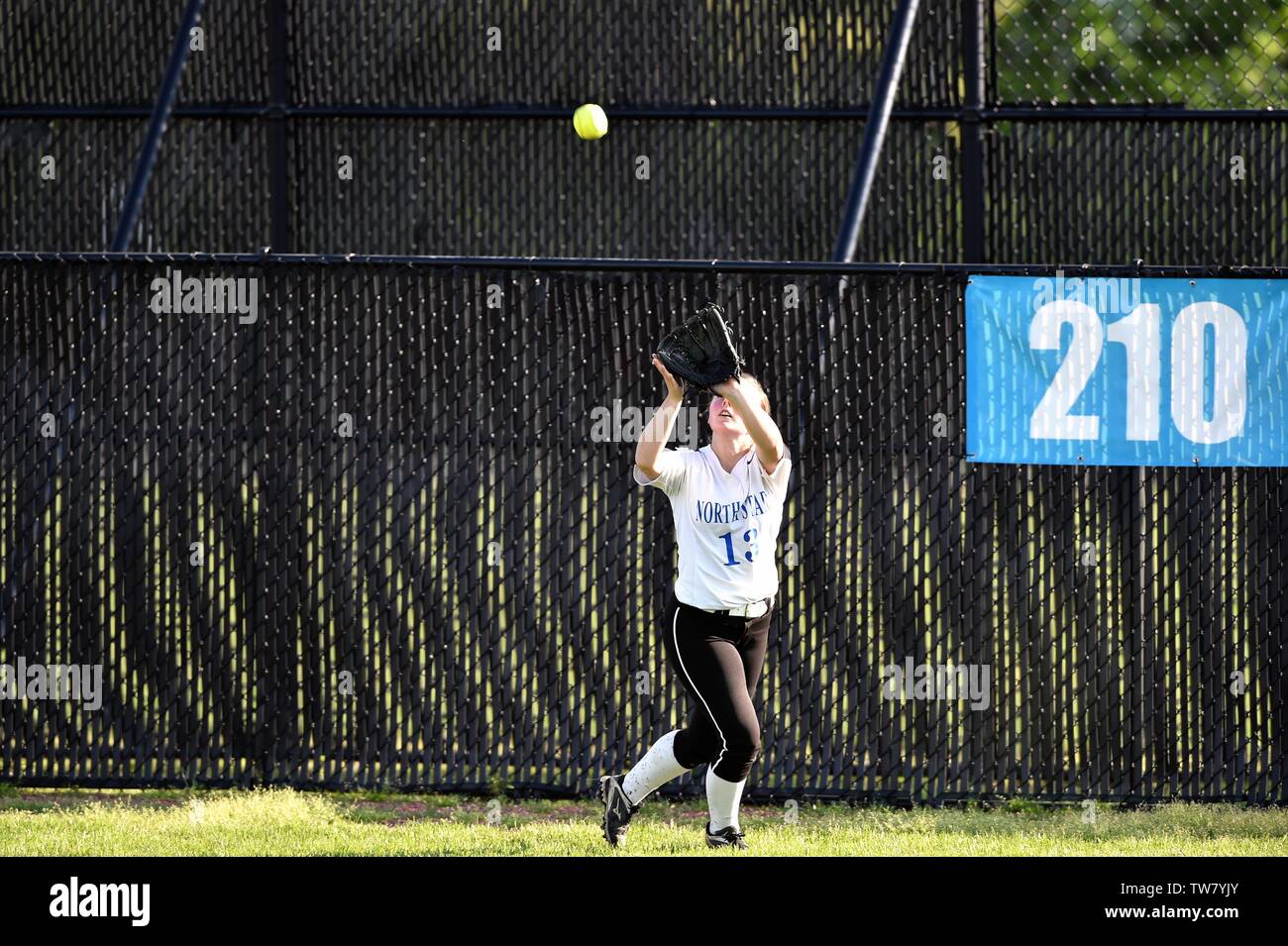Catching ball softball hires stock photography and images Alamy