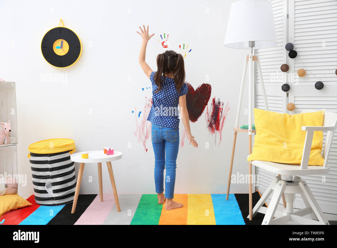 Little girl painting on wall hires stock photography and images Alamy