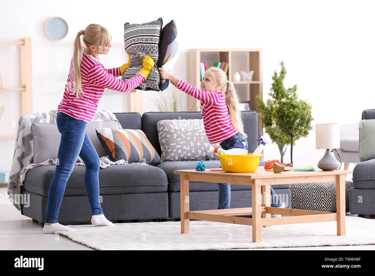 Ева и мама играют и строят дома