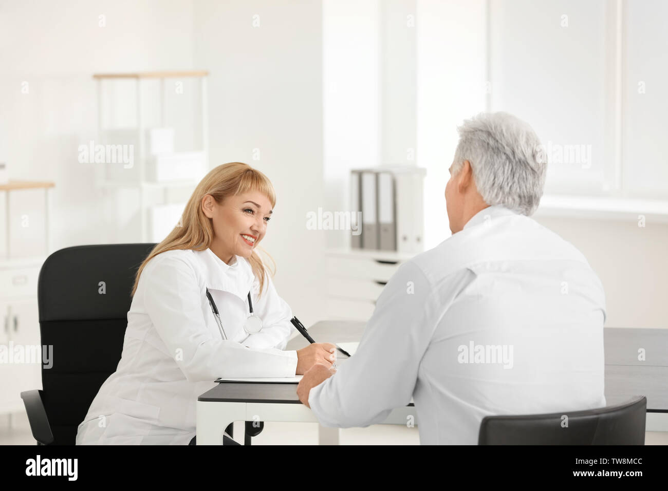 Female doctor consulting senior hi-res stock photography and images - Alamy