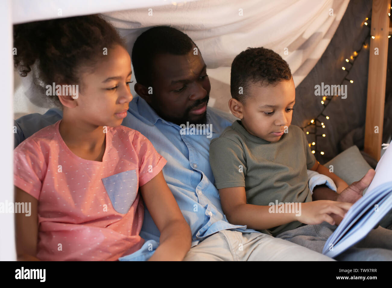 Kids reading bedtime dad hi-res stock photography and images - Alamy