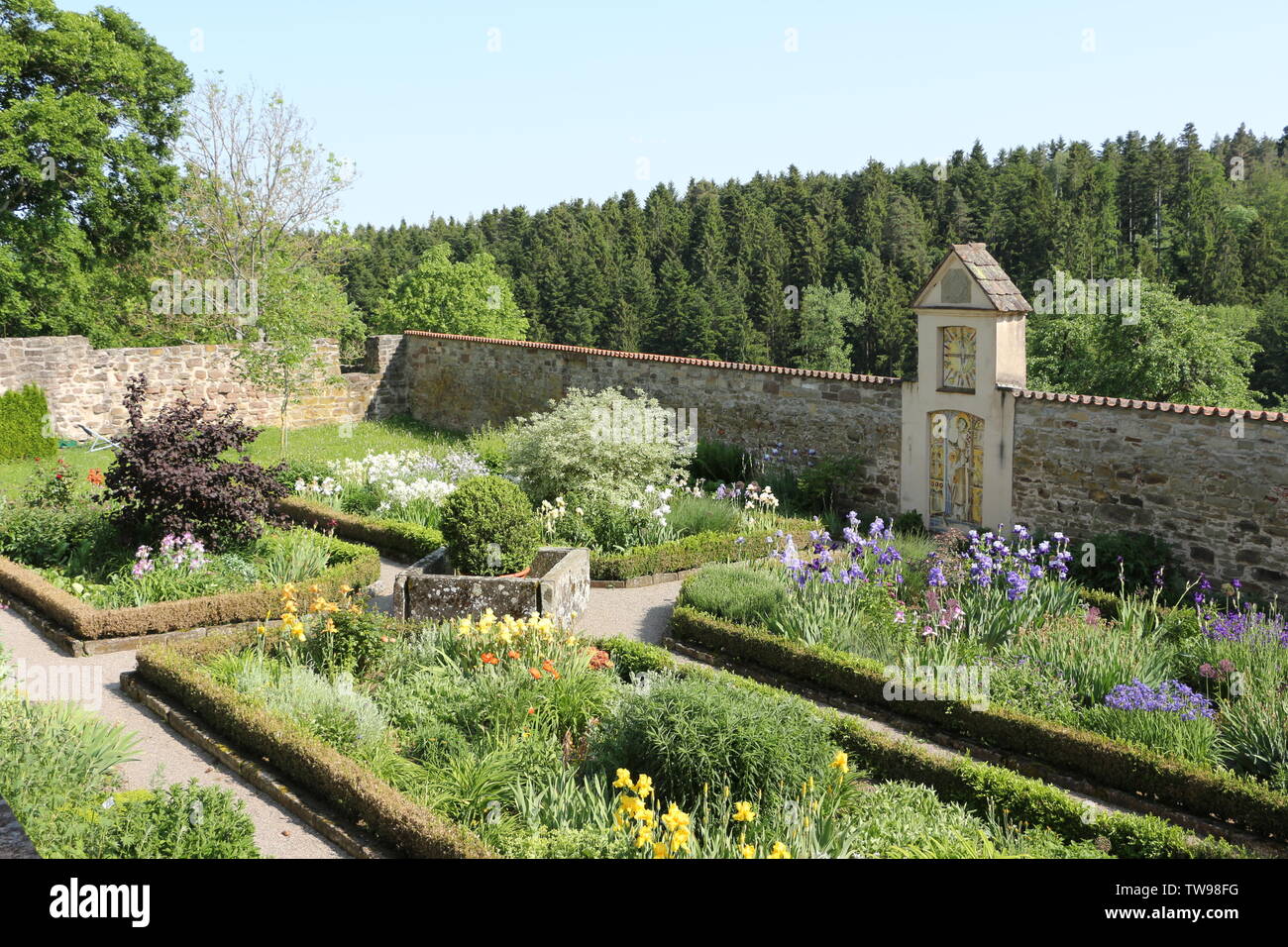 Blick in den Klostergarten von Kloster Kirchberg im Schwarzwald Stock