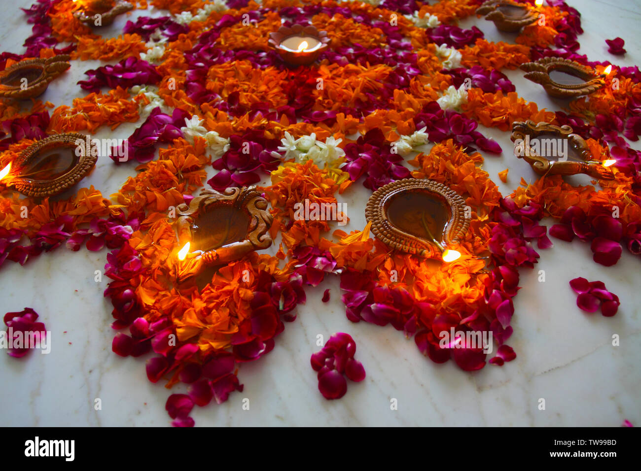 Earthen lamps rangoli hi-res stock photography and images - Alamy