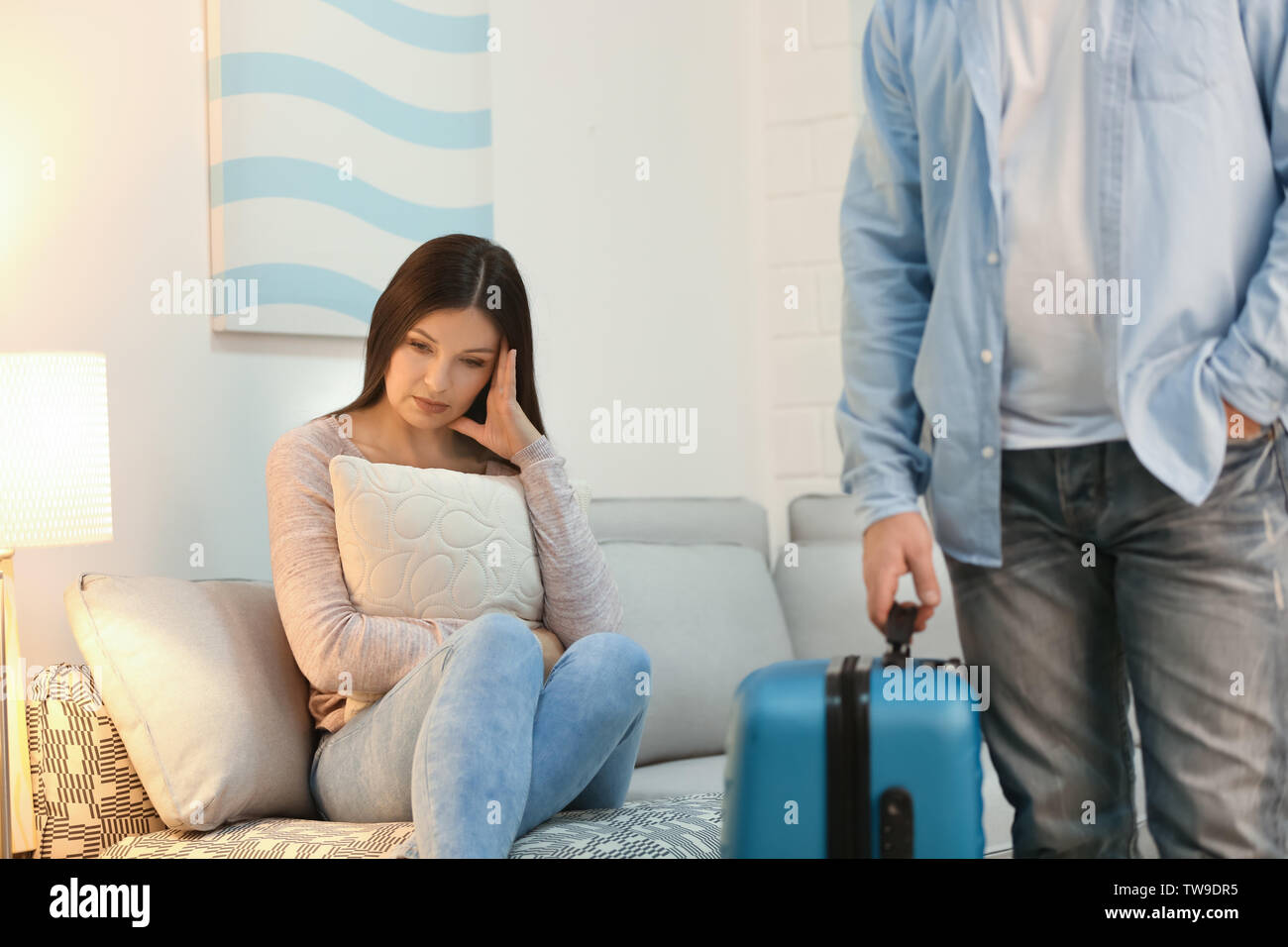 Счастливая пара. Если дать богу быть хозяином. Женщина с чемоданом. Из дома стал для него. Семья в загородном доме.