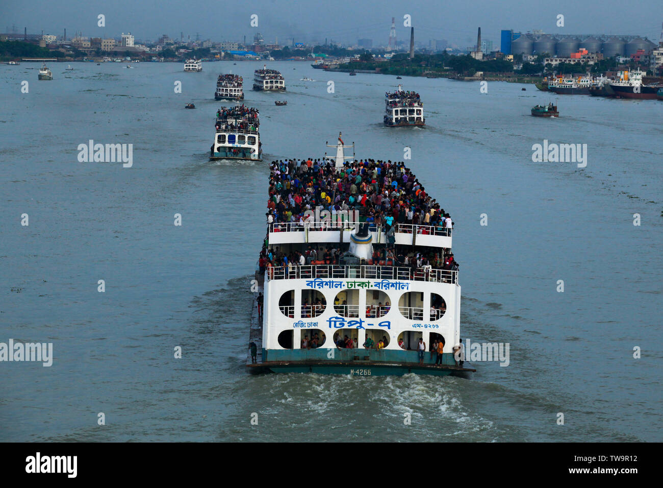 Desperate holidaymakers traveling on  the rooftop of launches to reach their village home for Eid-ul-Fitr festival from Sadarghat launch terminal, Dh Stock Photo