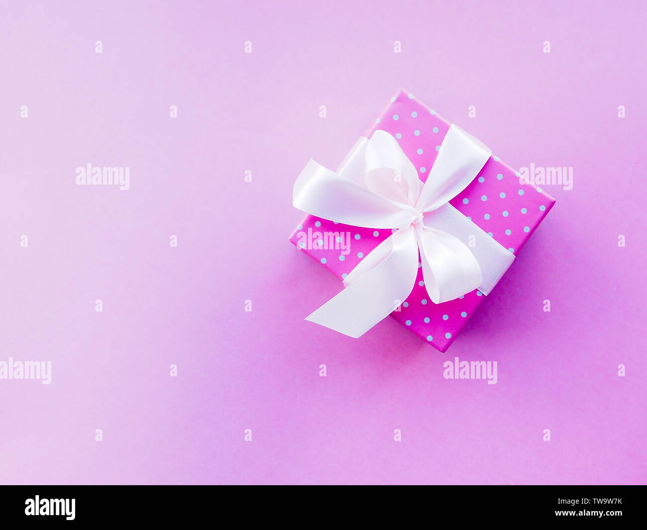 Present box pink ribbon hi-res stock photography and images - Alamy
