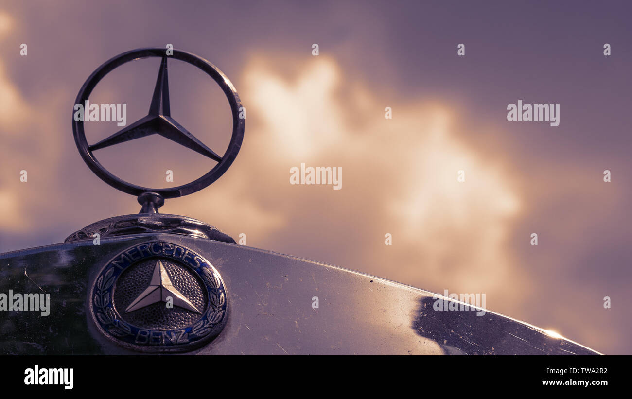 3,974 Mercedes Logo Stock Photos, High-Res Pictures, and Images - Getty  Images
