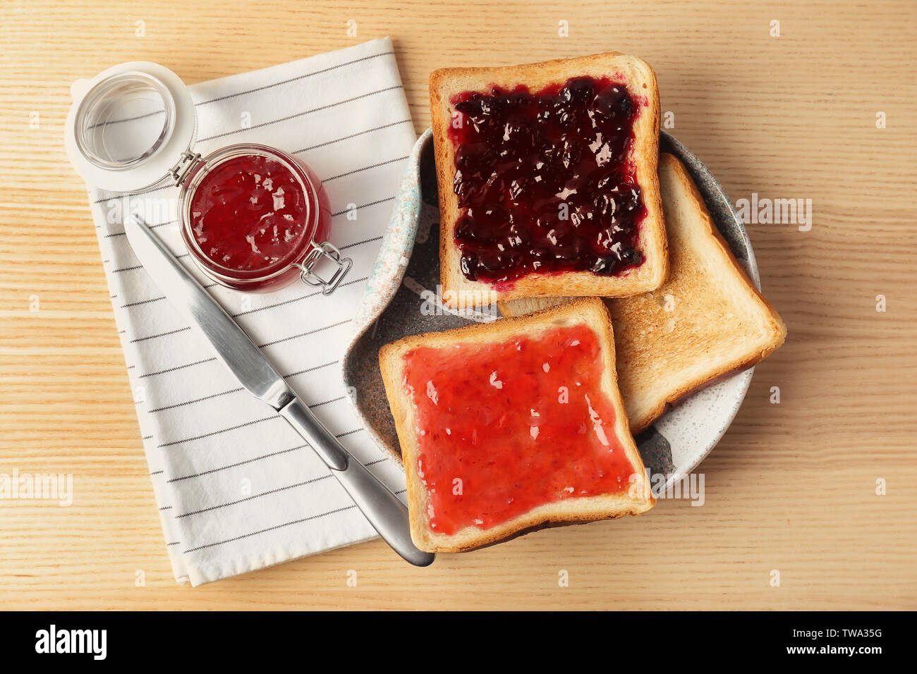 Some jam on the table. Тост с джемом. jam on the table. почему варенье слаще сахара. spam conserve.