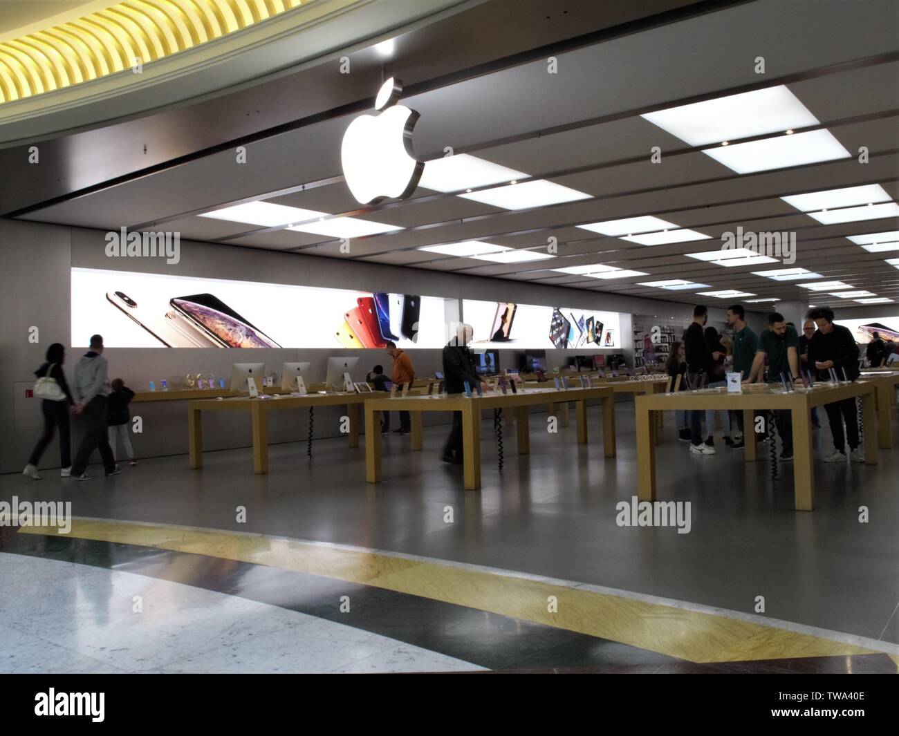 APPLE STORE ENTRANCE IN EUROMA 2 SHOPPING CENTER IN ROME Stock Photo