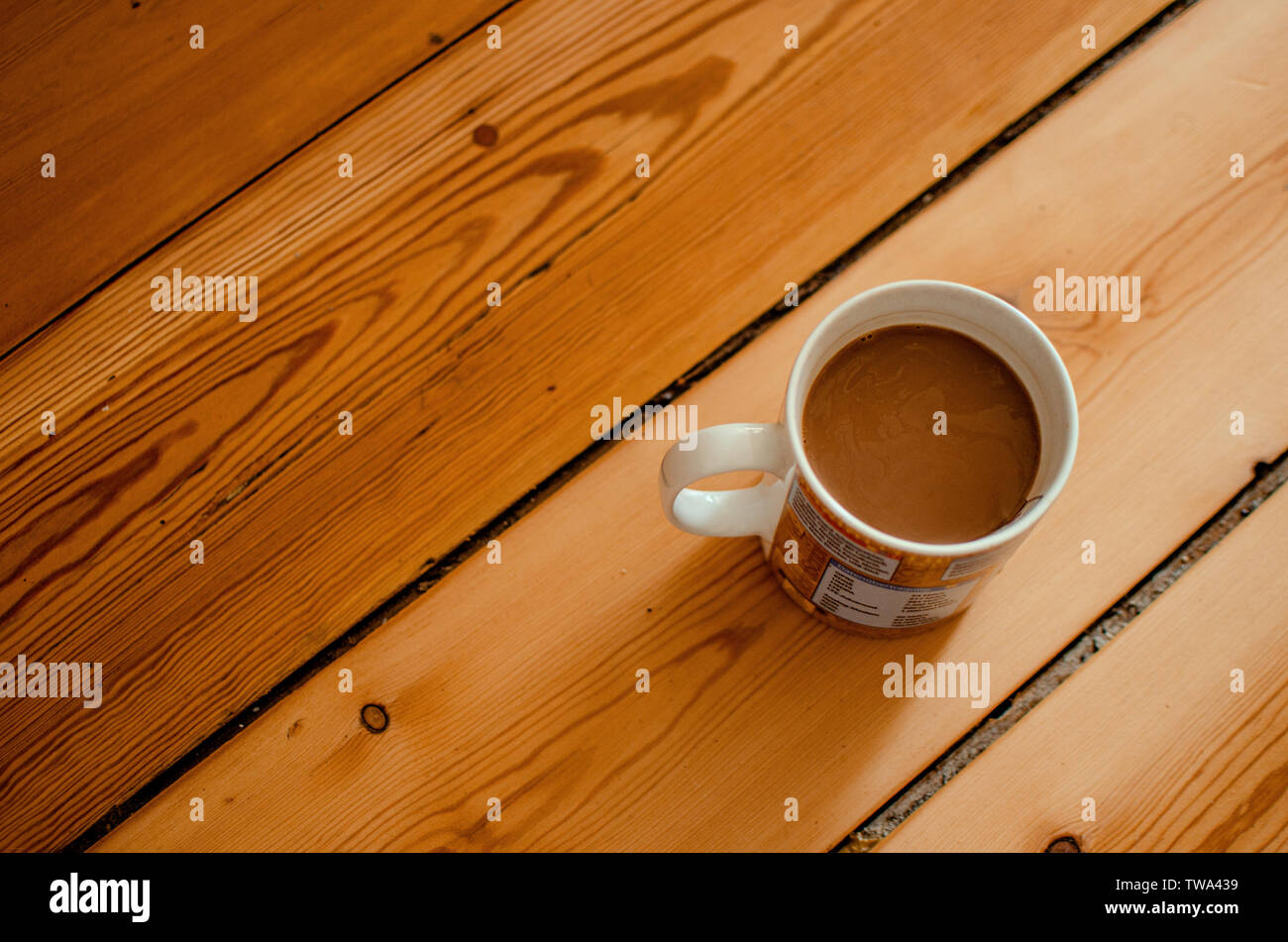 Kaffeetasse auf Holzboden Stock Photo