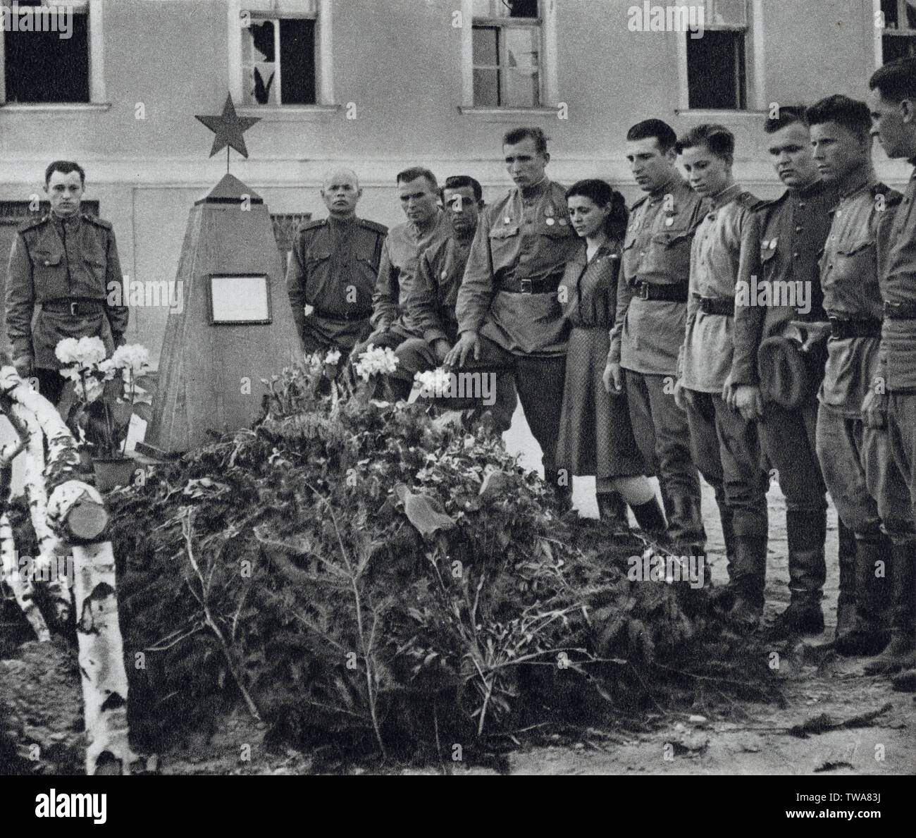 Red Army soldiers guard the grave of fallen Red Army soldiers in Bratislava in Czechoslovakia in May 1945. Black and white photograph by Czech photographer Koloman Cích published in the Czechoslovak book 'For the Eternal Times' ('Na věčné časy') issued in 1959. Courtesy of the Azoor Photo Collection. Stock Photo
