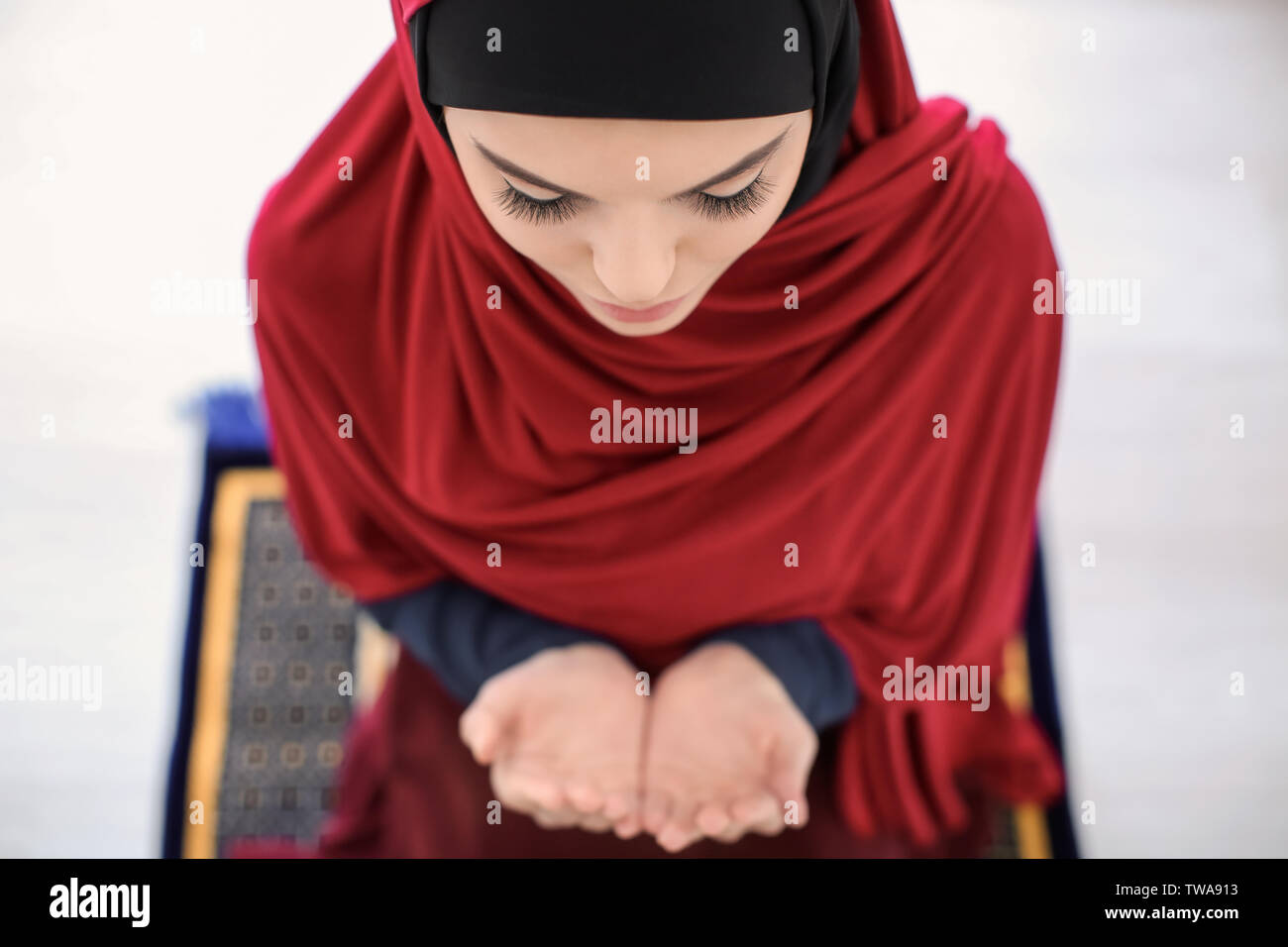 Woman namaz hi-res stock photography and images - Page 8 - Alamy