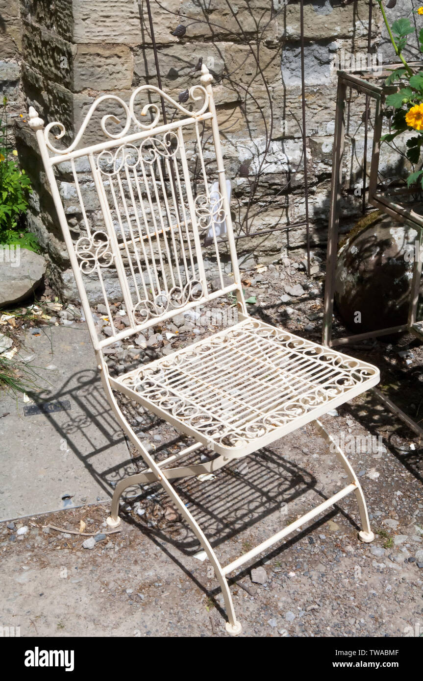 Metal garden chair hi res stock photography and images Alamy