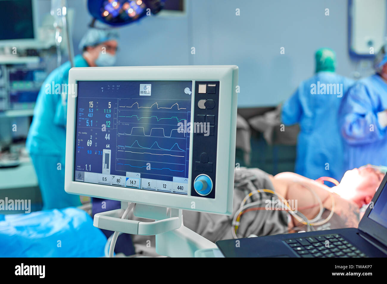 Hãy khám phá cảm giác độc đáo mà phẫu thuật tim mạch trong phòng mổ cấp cứu mang lại nhé! Các y bác sĩ được trang bị đầy đủ thiết bị và kinh nghiệm để đảm bảo thành công cho quá trình phẫu thuật. Xem ảnh để có cái nhìn chi tiết và thật sự ấn tượng với đội ngũ nền mờ chuyên nghiệp.