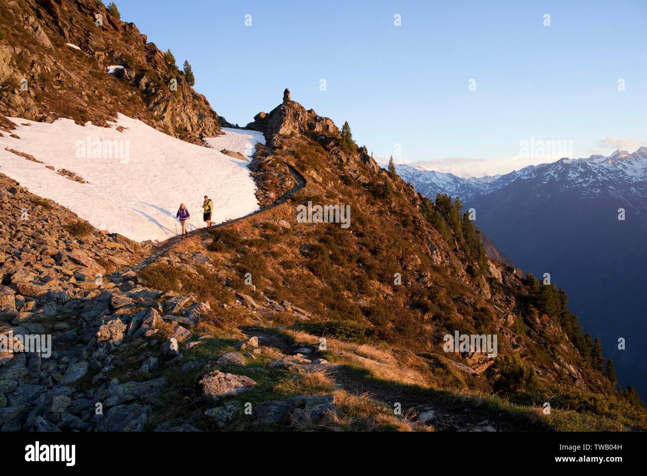 Austria, Tyrol, Oetztal Alps, Oetz Valley, hikers at Knappenweg (path) above the O. Stock Photo