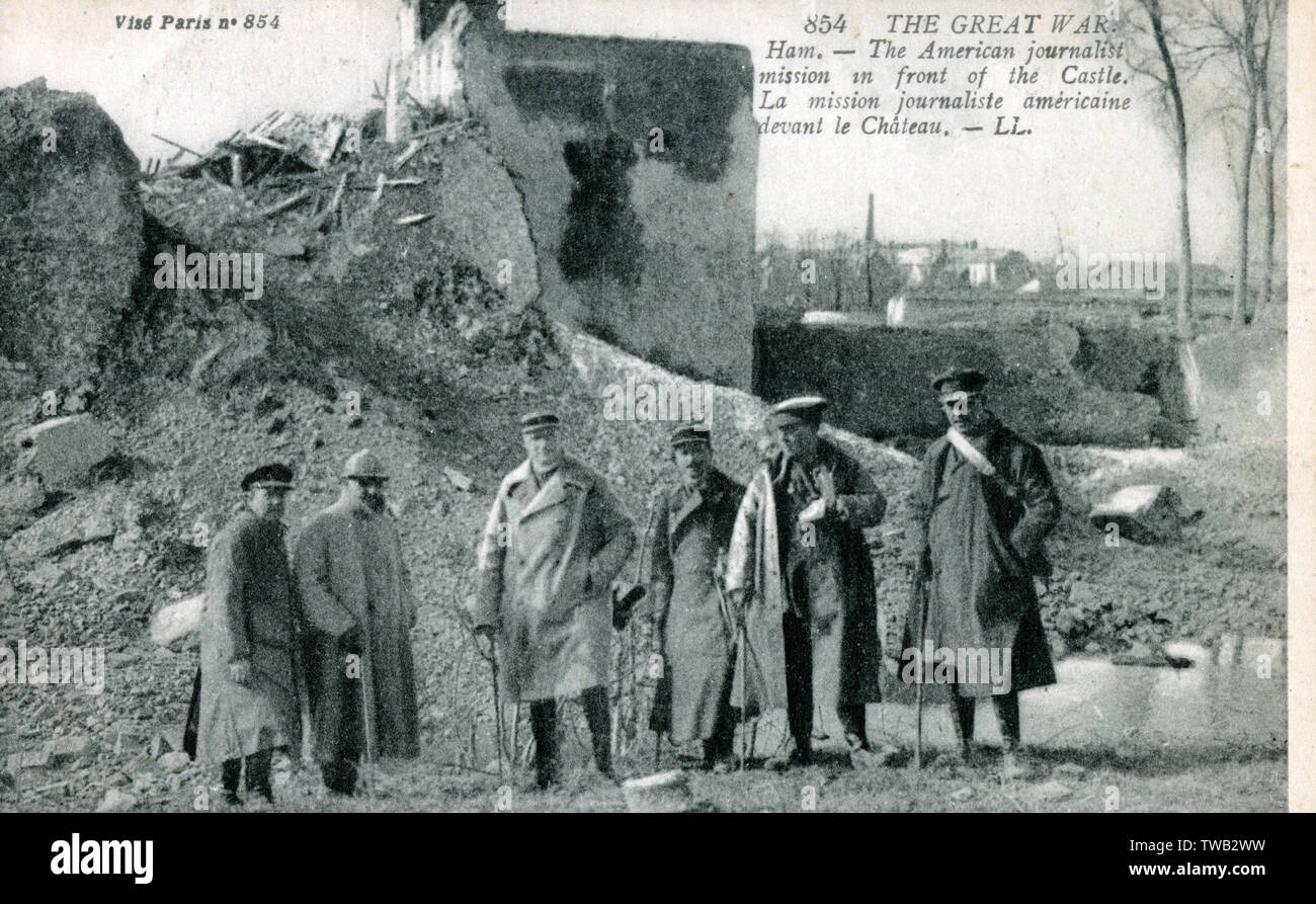 WW1 - US Journalists in front of Ruined Castle of Ham, Somme Stock Photo