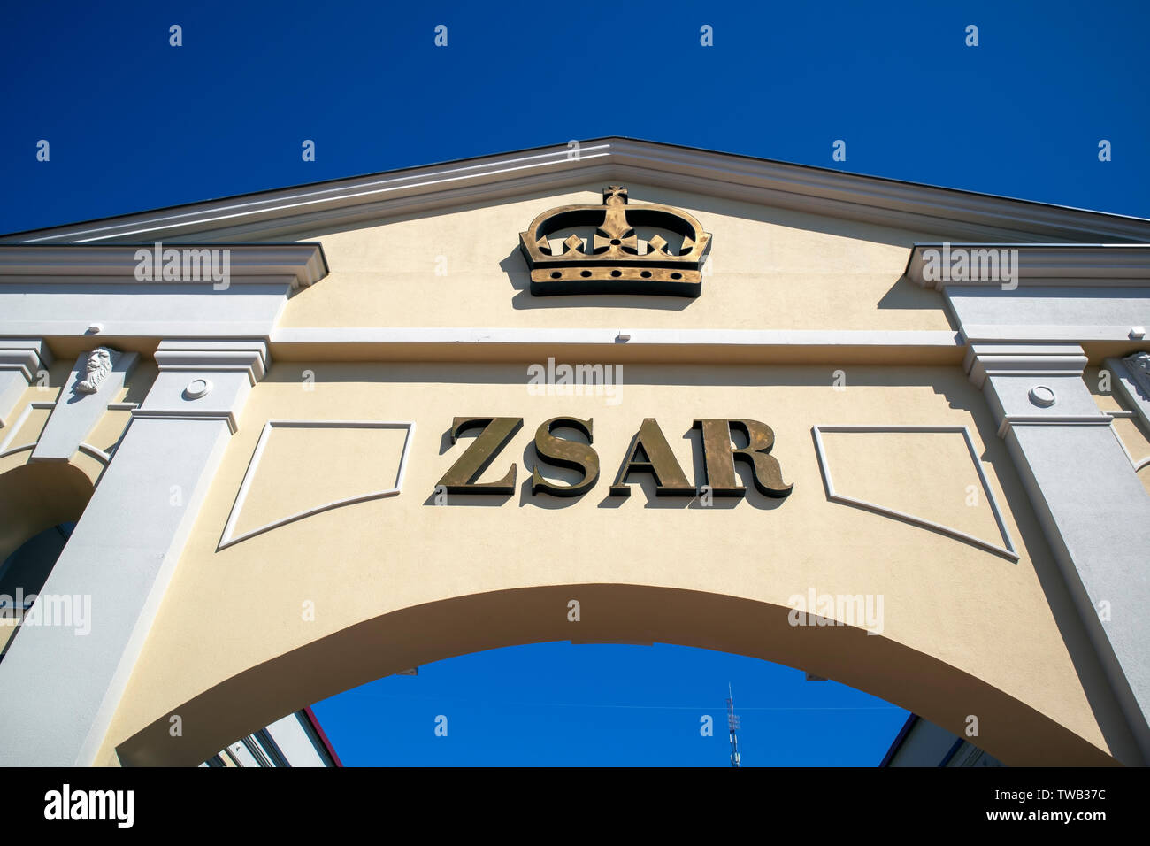 zsar outlet village adidas