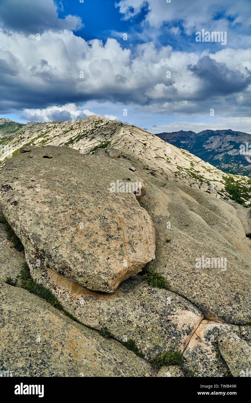 Huge rocks and boulders of bizarre shape, 