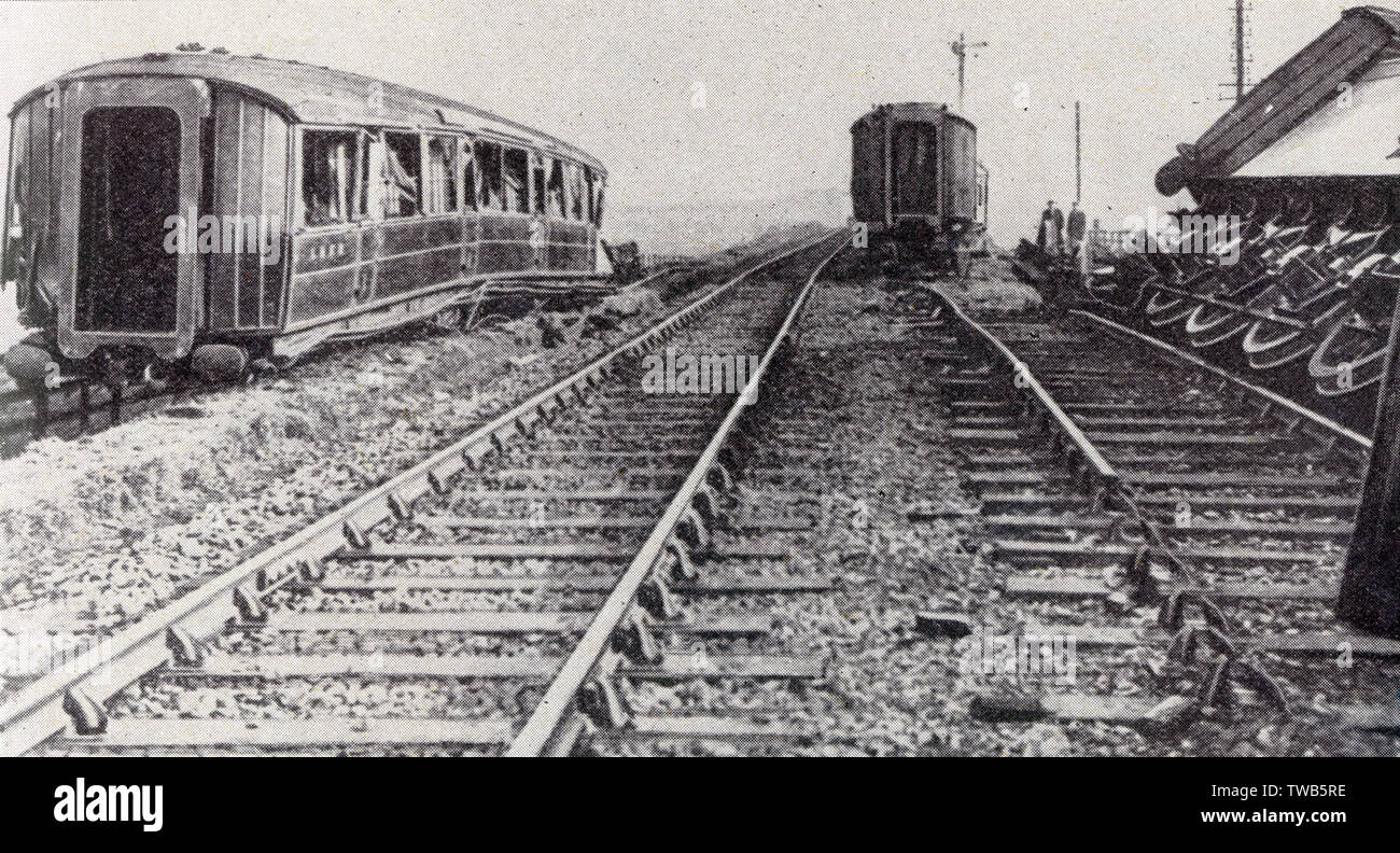 Wrecked Scottish Express at Creamlington, Northumberland - Deliberate derailment attributed to strikers during the General Strike.     Date: 1926 Stock Photo