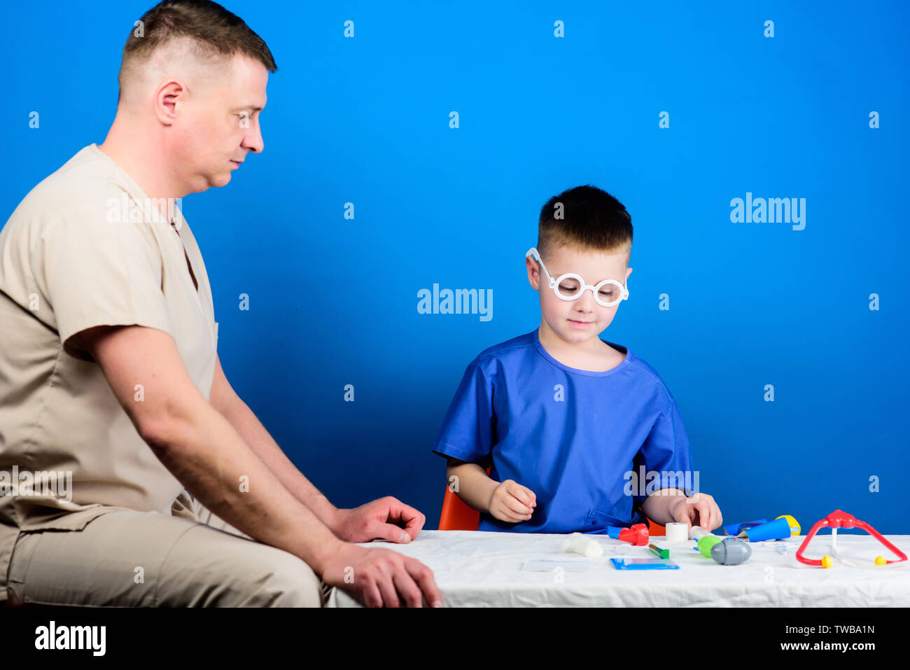 сын отца врача отец сына врача