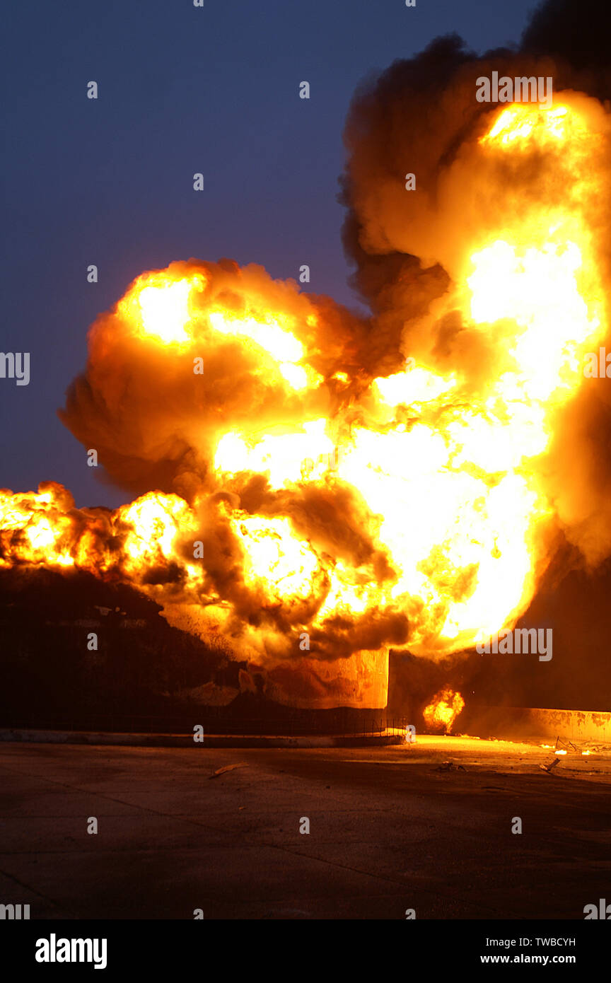 Buncefield, bulk fuel storage tank fire Stock Photo Alamy