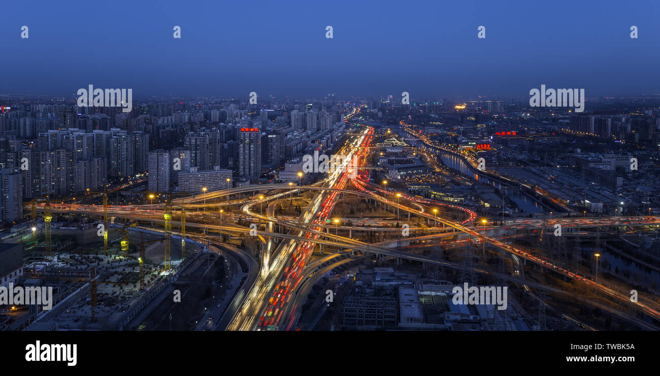 2016.1.13 Four Hui radiance before the arrival of the night of the Sihui Bridge in Beijing outlines the beauty of the lines of the large overpass Stock Photo